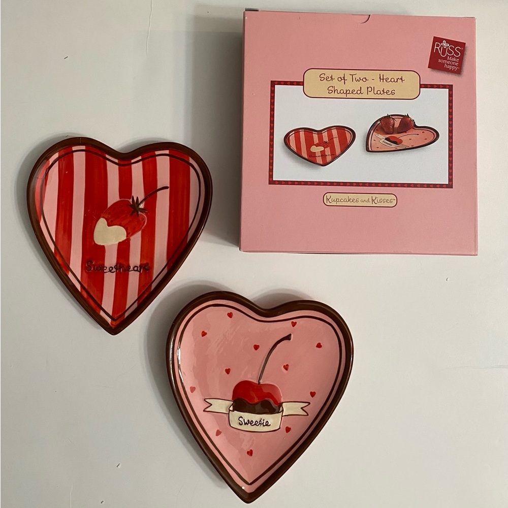 Russ Kupcakes and Kisses Set of Two Heart Shaped Plates In Gift Box Brand New